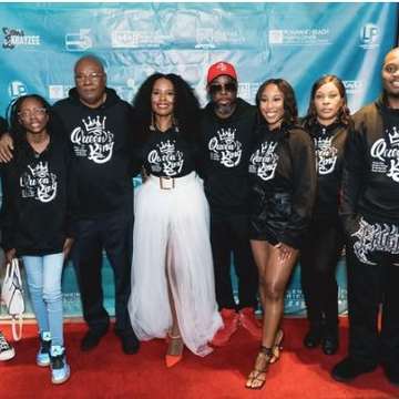 Queen’s King cast group photo on the red carpet